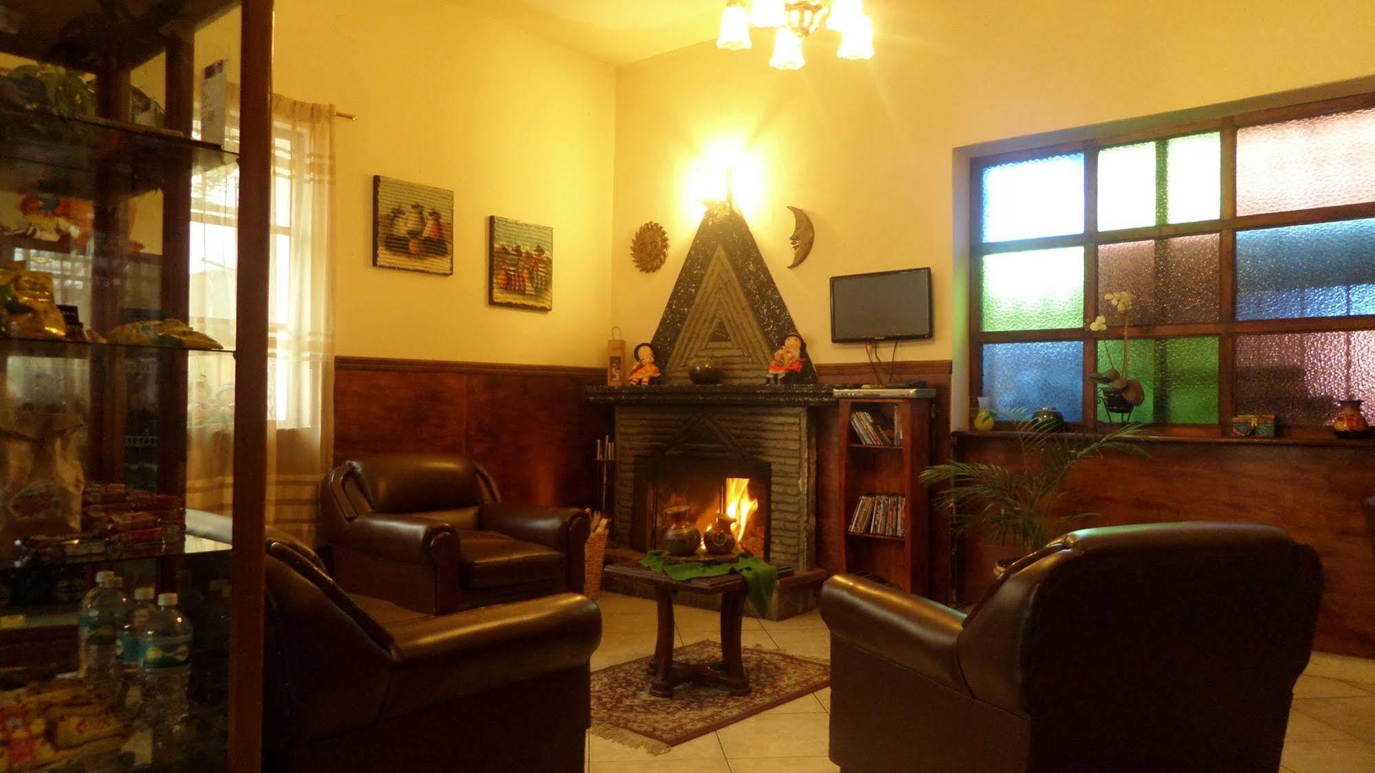 Jhomana Guesthouse Кіто Екстер'єр фото